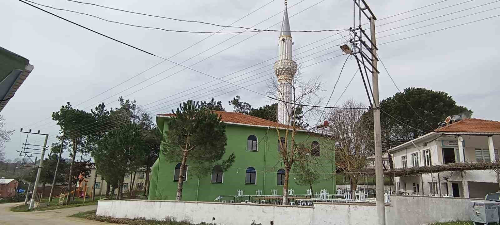 &Ccedil;anakkale&rsquo;de camiden 100 yıllık tarihi halıları sırtlayıp &ccedil;alan ş&uuml;pheli kameraya yansıdı
