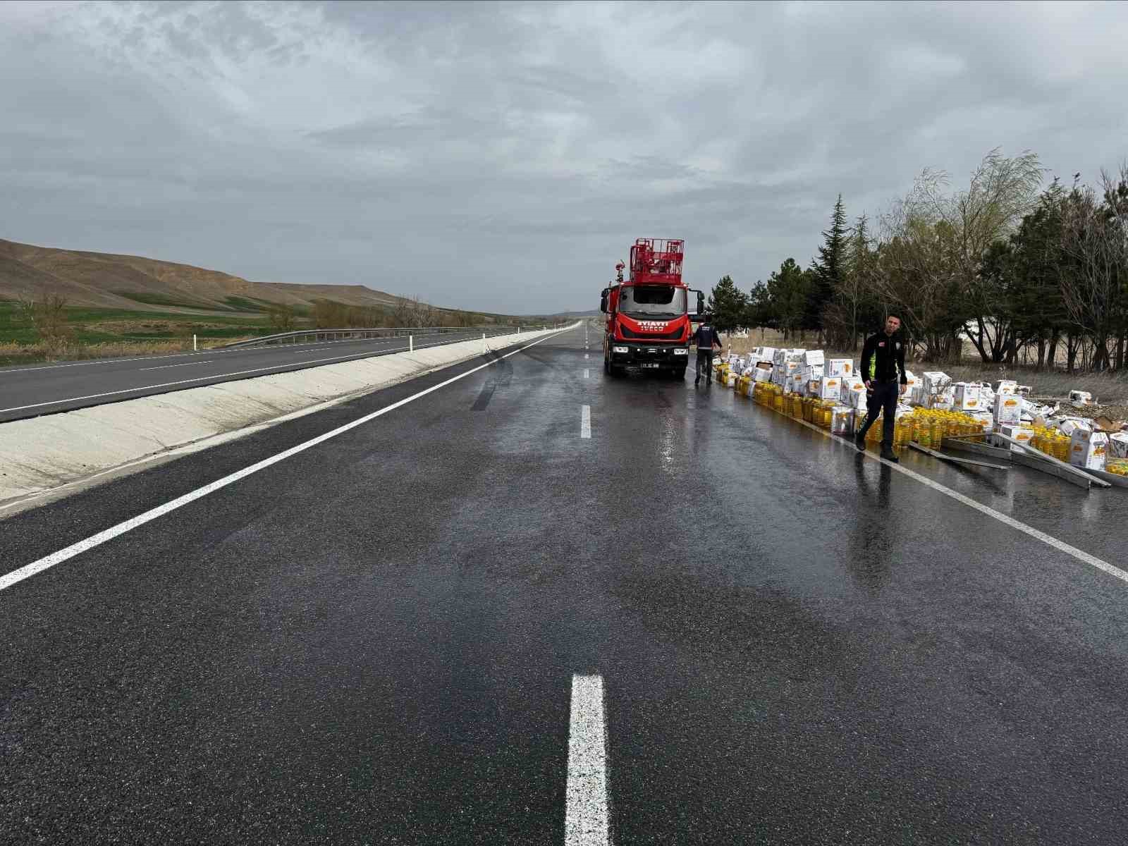 Tırdan devrilen yağ dolu tenekeler ara&ccedil; trafiğini aksattı
