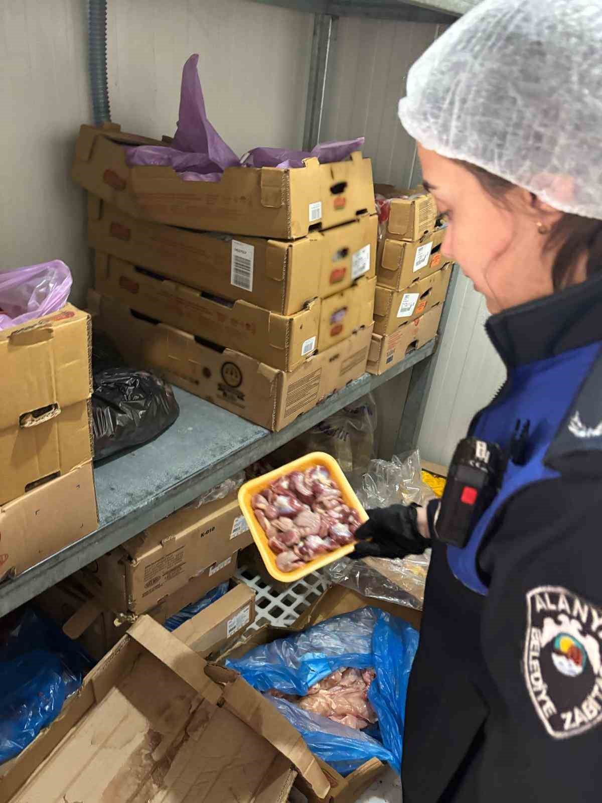 Alanya&rsquo;da tarihi ge&ccedil;miş &uuml;r&uuml;n satan işletme m&uuml;h&uuml;rlendi
