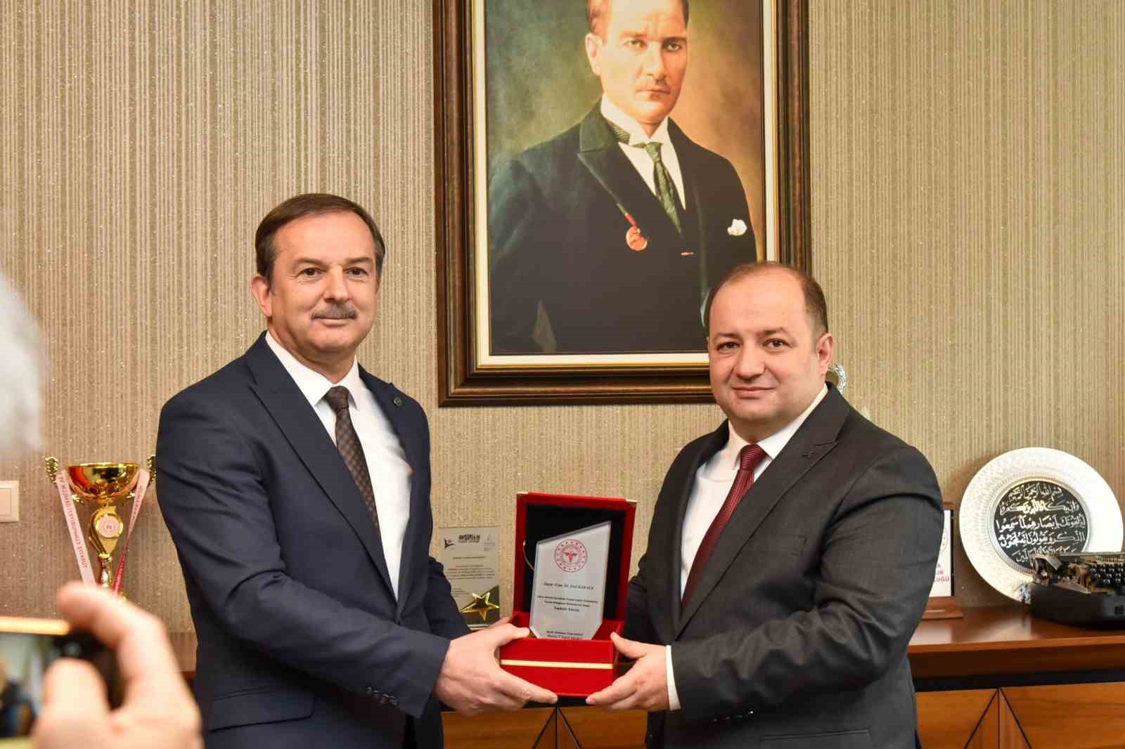 İl Sağlık M&uuml;d&uuml;r&uuml; Op. Dr. Zeren Op. Dr. Karaca&rsquo;dan g&ouml;revi devraldı
