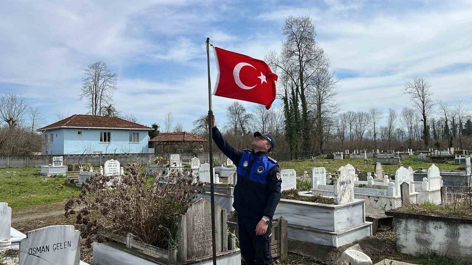 Terme’de şehit mezarlarındaki bayraklar yenilendi