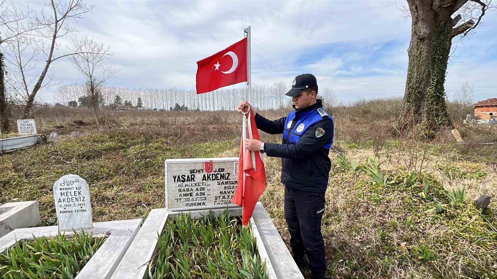 Terme&rsquo;de şehit mezarlarındaki bayraklar yenilendi
