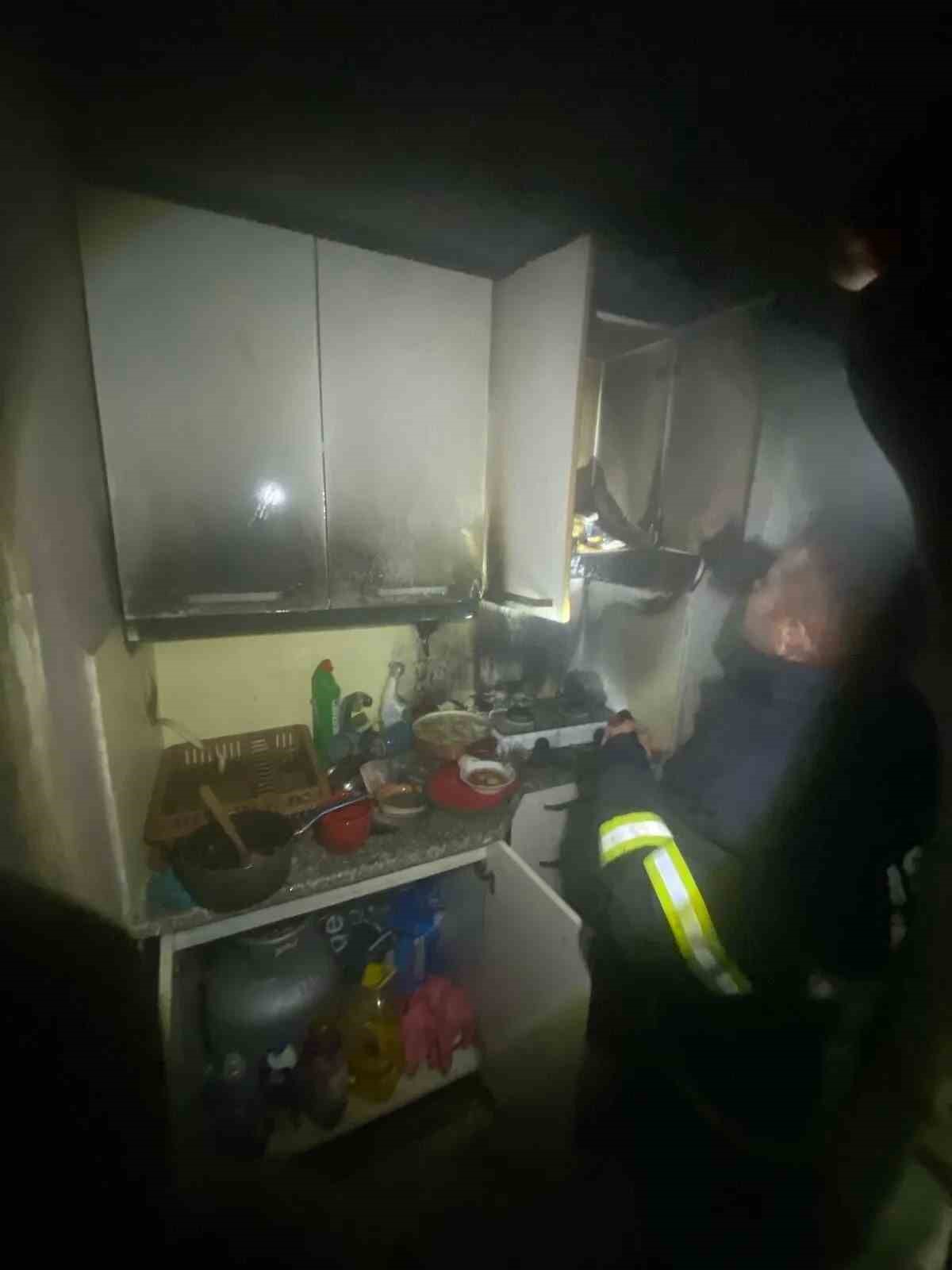 Isparta’da çıkan yangında dairenin mutfağı küle döndü