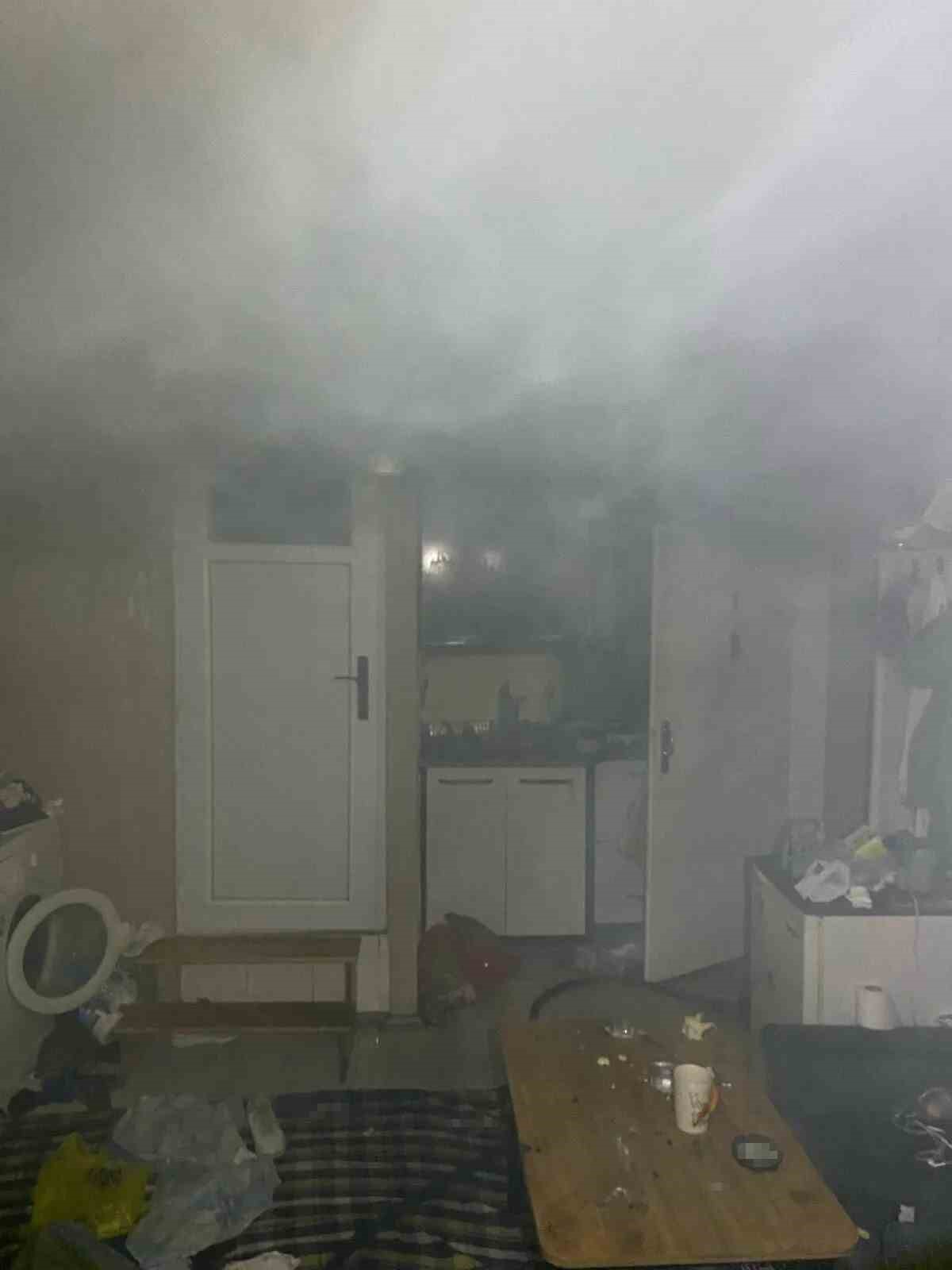 Isparta&rsquo;da &ccedil;ıkan yangında dairenin mutfağı k&uuml;le d&ouml;nd&uuml;
