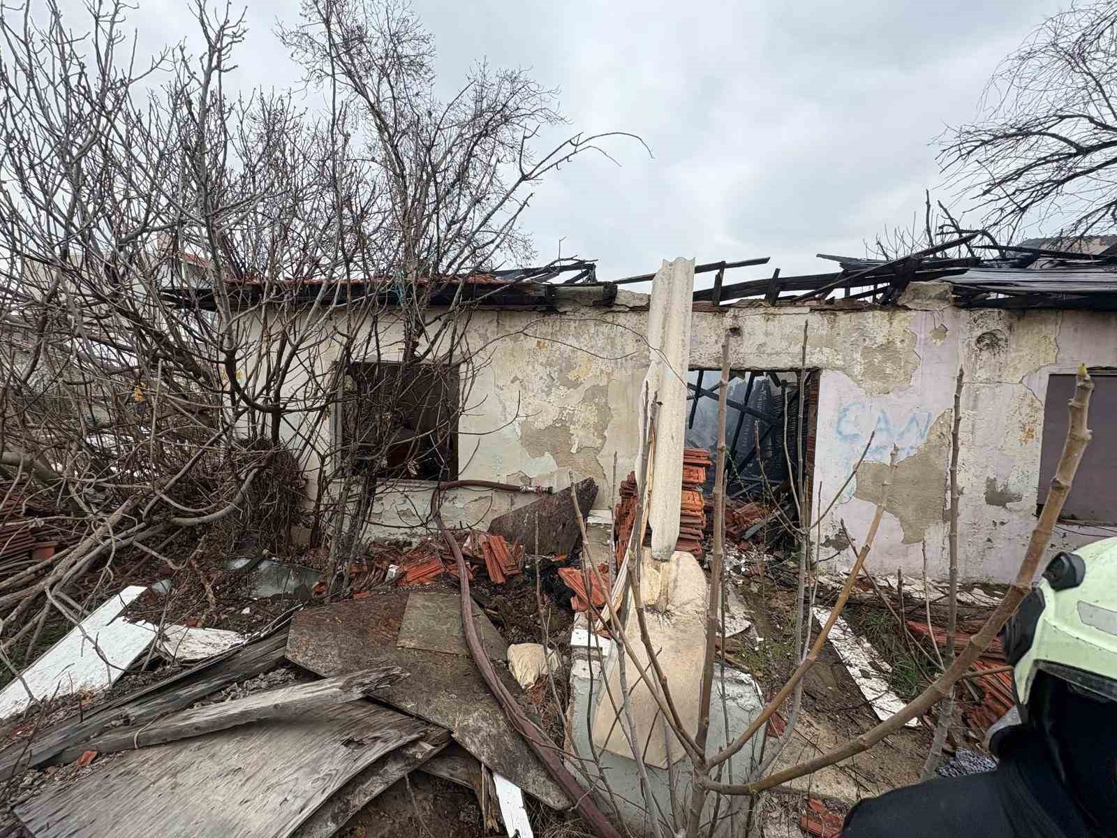 Kırklareli&rsquo;nde metruk evde &ccedil;ıkan yangın s&ouml;nd&uuml;r&uuml;ld&uuml;
