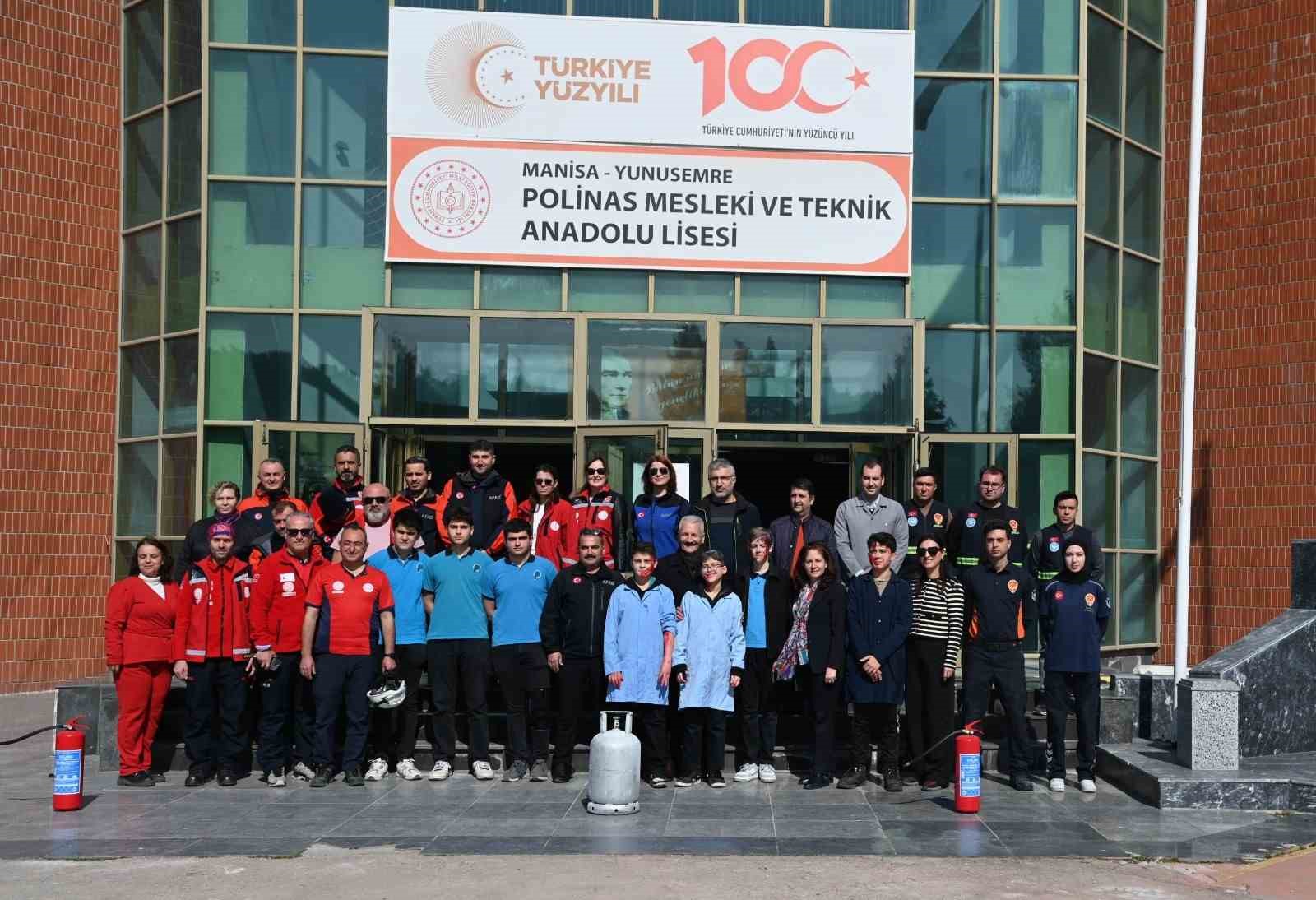 Öğrencilere deprem tahliye tatbikatı