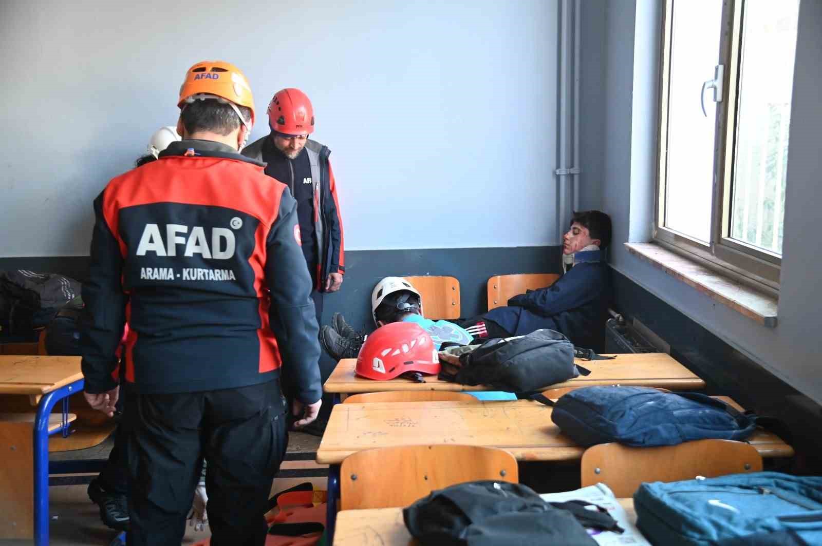 &Ouml;ğrencilere deprem tahliye tatbikatı
