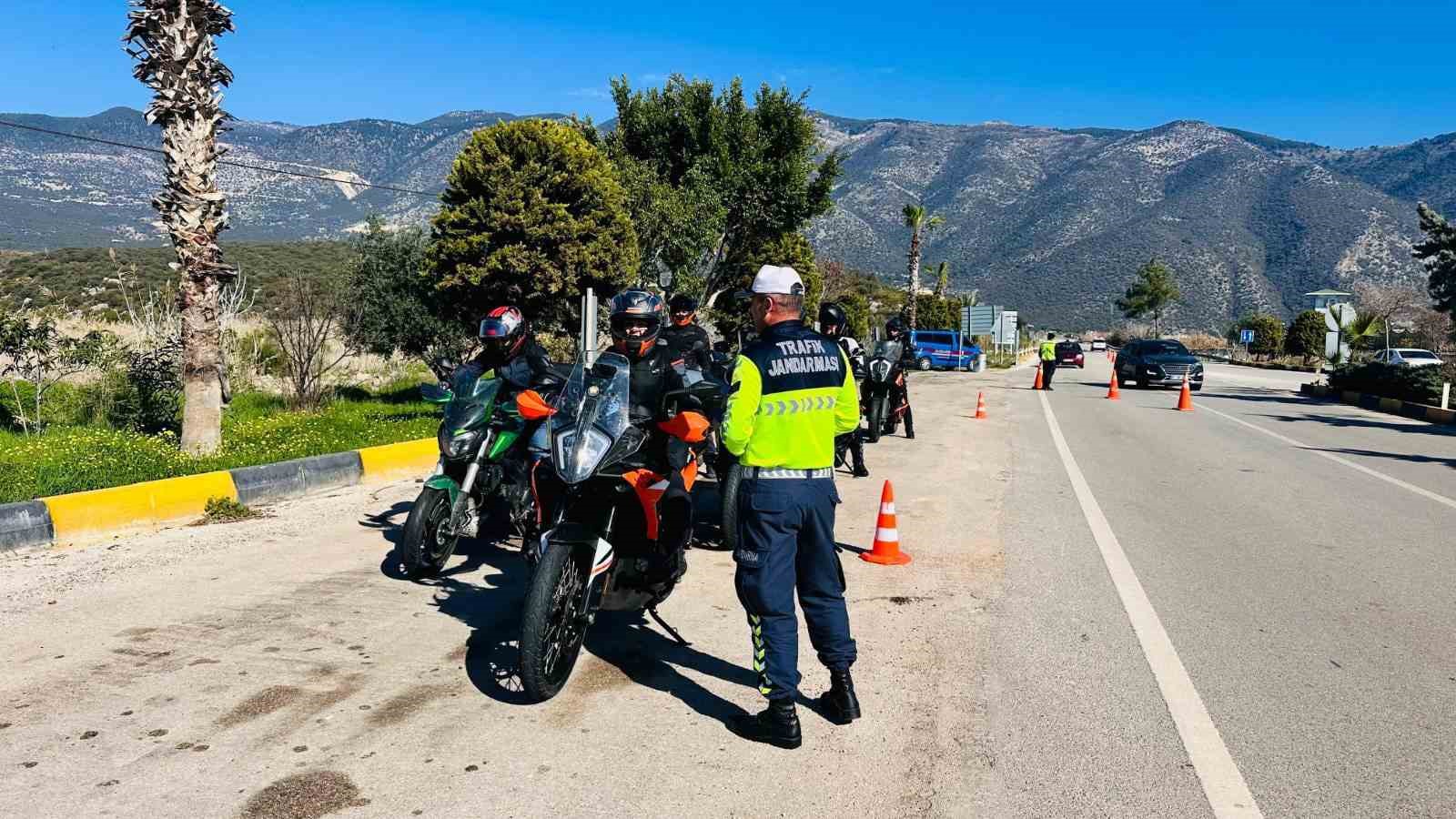 Antalya’da jandarmanın motosiklet denetiminde 114 araç trafikten men edildi