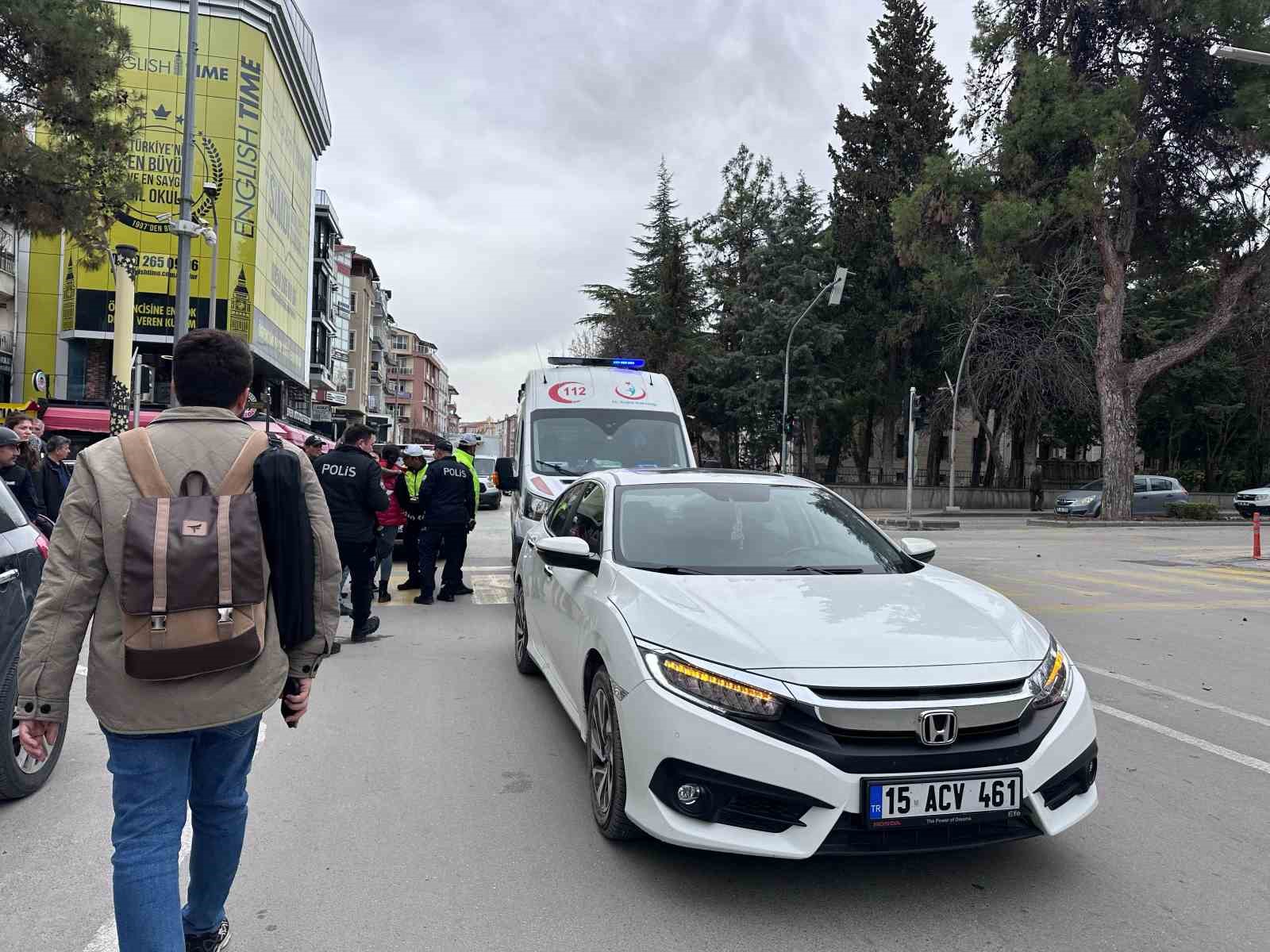Karşıya ge&ccedil;mek isterken otomobilin &ccedil;arptığı yaya yaralandı
