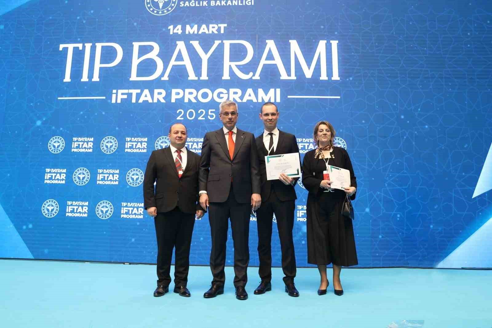 Kula&rsquo;da yılın sağlık &ccedil;alışanı Uzm. Dr. &Ccedil;ağlar Sarıg&uuml;l oldu
