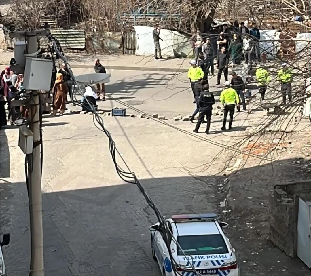 Bingöl’de su sorununu yolu trafiğe kapatarak protesto ettiler