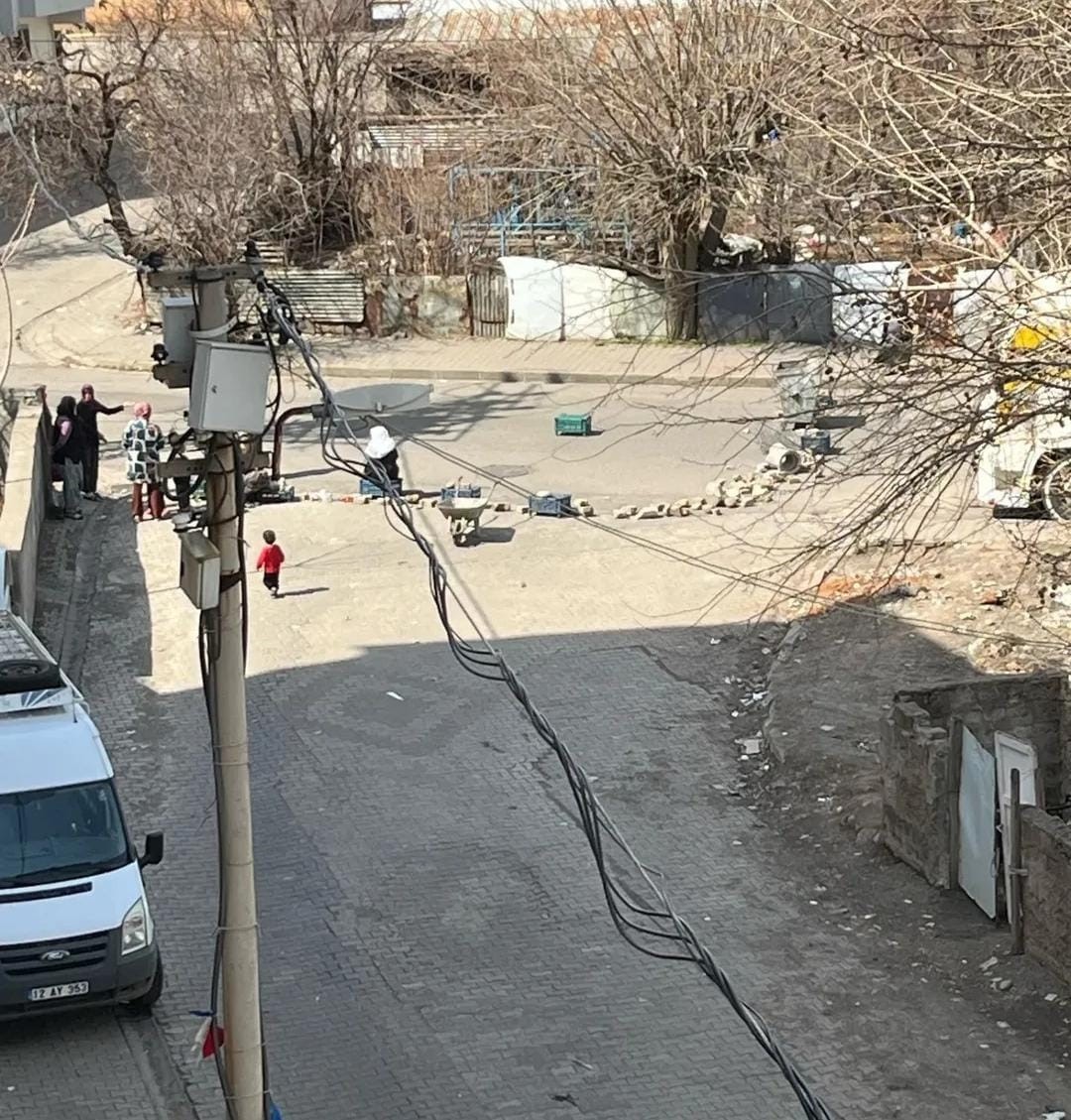 Bing&ouml;l&rsquo;de su sorununu yolu trafiğe kapatarak protesto ettiler
