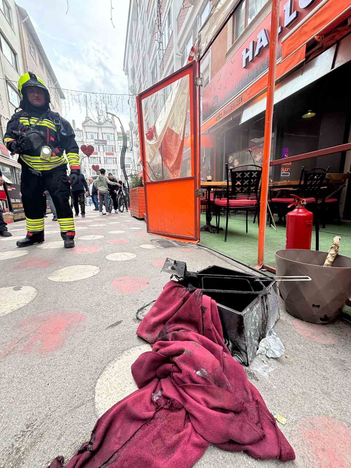 Frit&ouml;z az kalsın kafeyi yakıyordu
