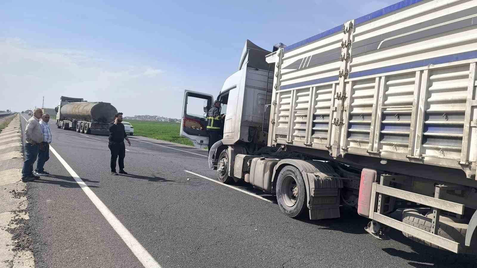 S&uuml;r&uuml;c&uuml;s&uuml;n&uuml;n kontrol&uuml;nden &ccedil;ıkan tır bariyerlere &ccedil;arptı: 1
