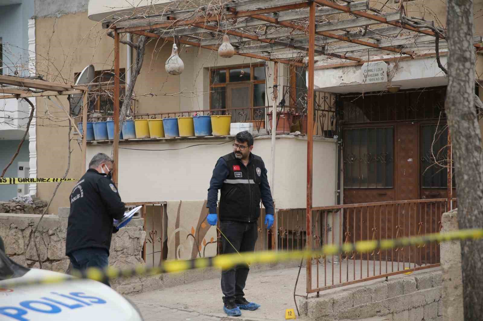 Aile i&ccedil;i kavga ihbarına giden polisler saldırıya uğradı
