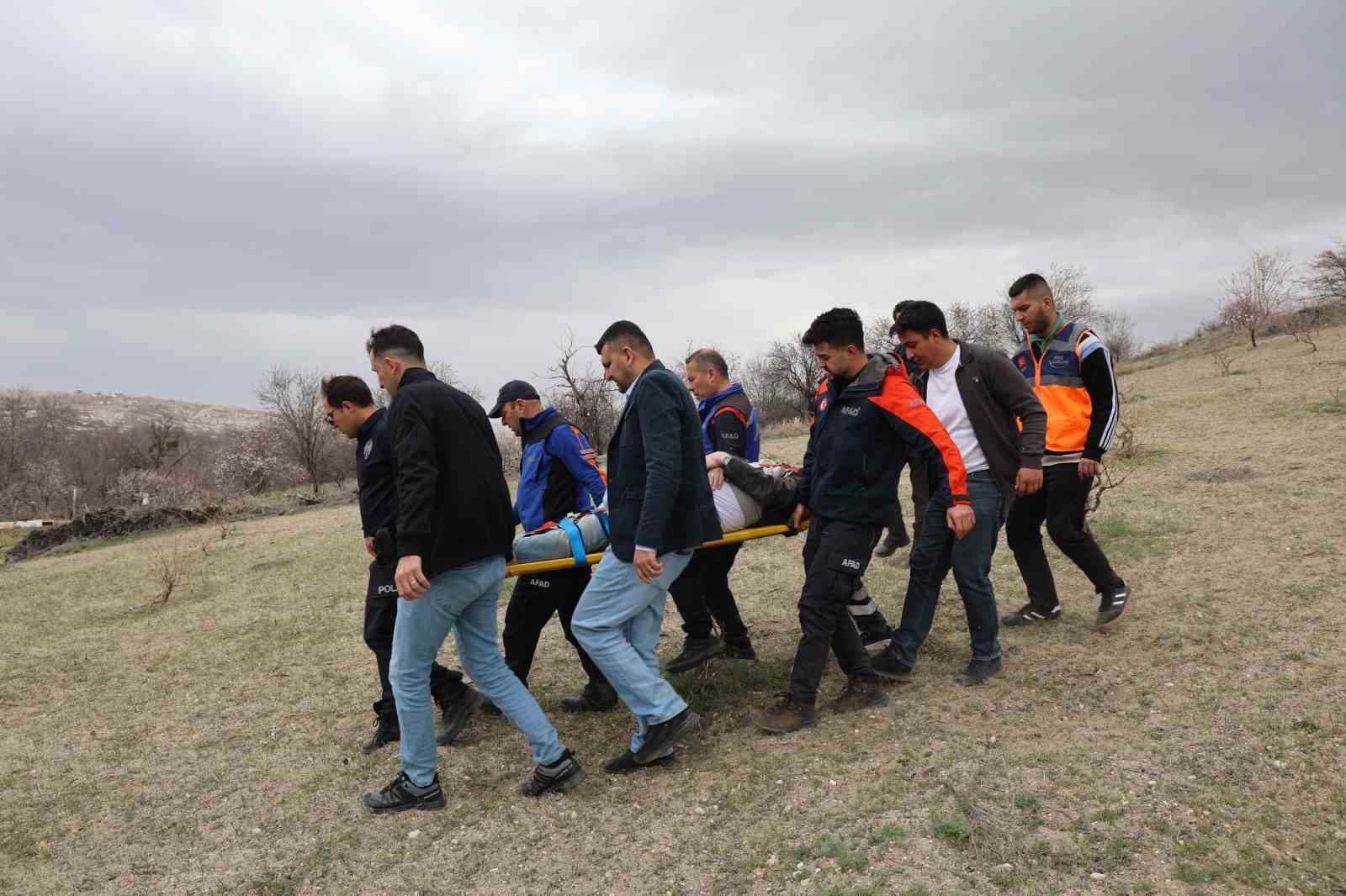 U&ccedil;an &ccedil;atının altında kalan 2 kişi yaralandı
