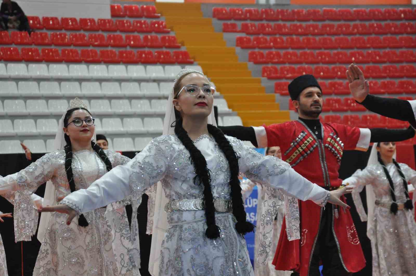 Kars’ta Kafkas rüzgarı: Kulüpler arası folklor yarışması yapıldı