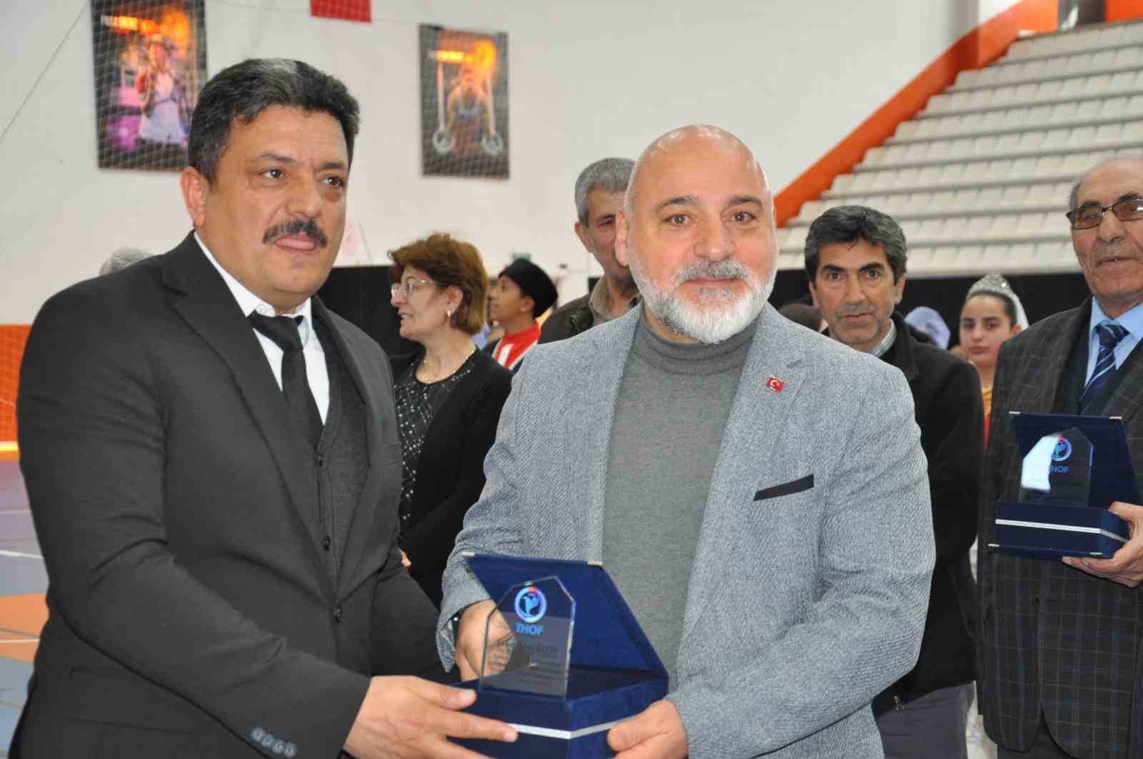 Kars&rsquo;ta Kafkas r&uuml;zgarı: Kul&uuml;pler arası folklor yarışması yapıldı
