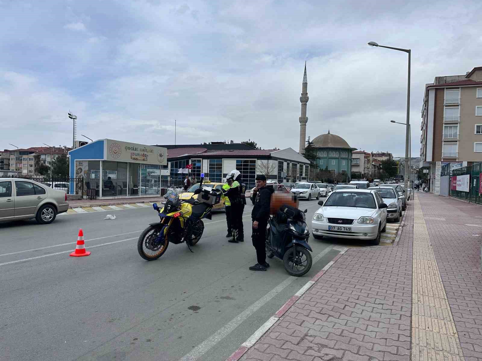 Burdur’da otomobil ile motosikletin çarpıştığı kazada kurye yaralandı