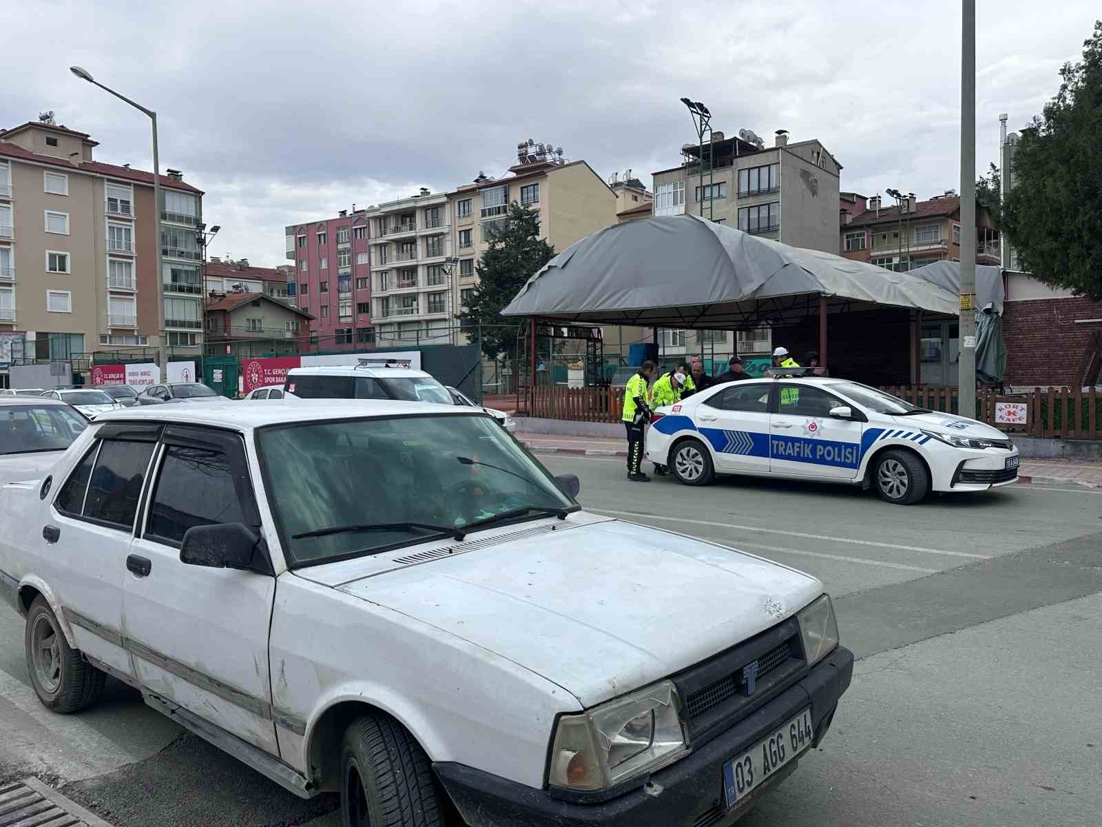 Burdur&rsquo;da otomobil ile motosikletin &ccedil;arpıştığı kazada kurye yaralandı

