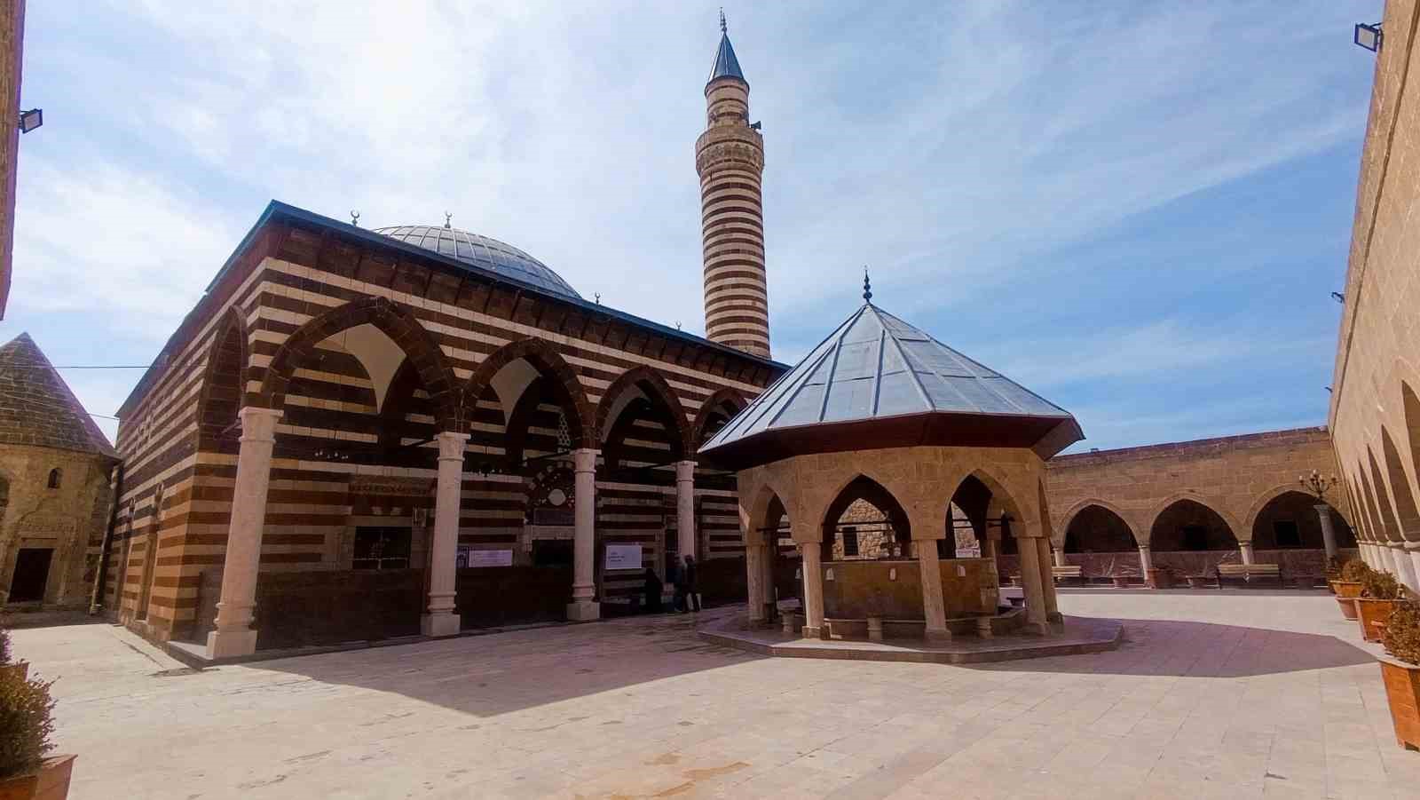 455 yıllık tarihi camide asırlık mukabele geleneği s&uuml;r&uuml;yor
