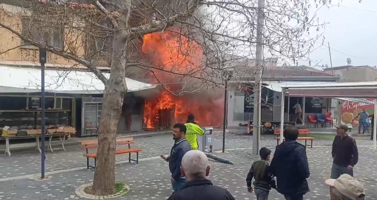 Manifatura d&uuml;kkanında &ccedil;ıkan yangın da alevler metrelerce y&uuml;kseğe &ccedil;ıktı
