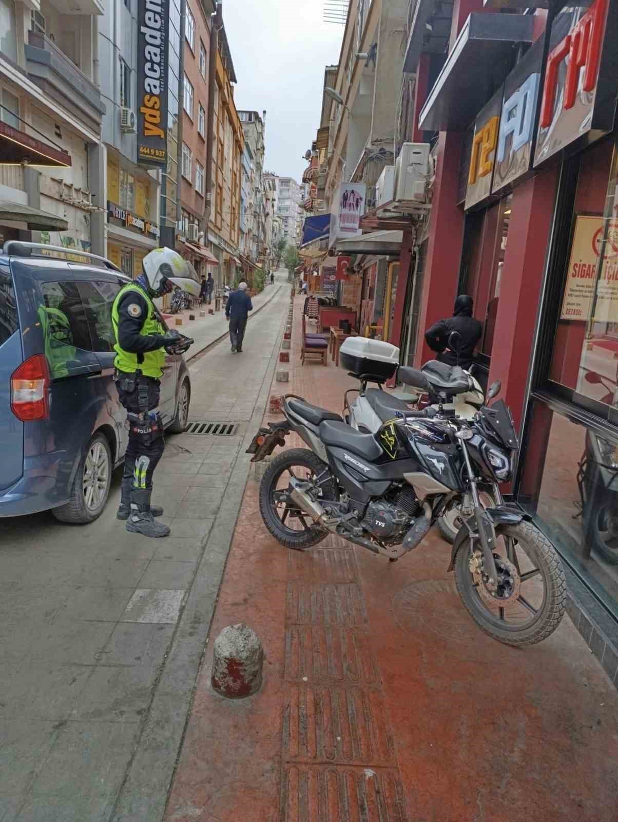 Kaldırımları işgal eden 76 motosiklet s&uuml;r&uuml;c&uuml;s&uuml;ne ceza
