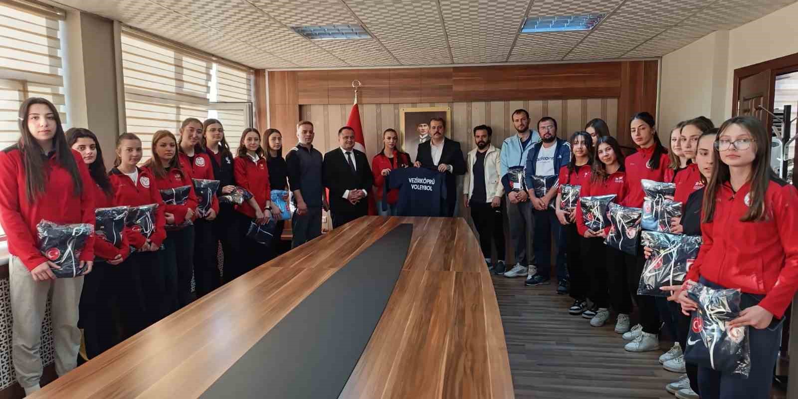 Kaymakamdan şampiyon kızlara eşofman hediyesi