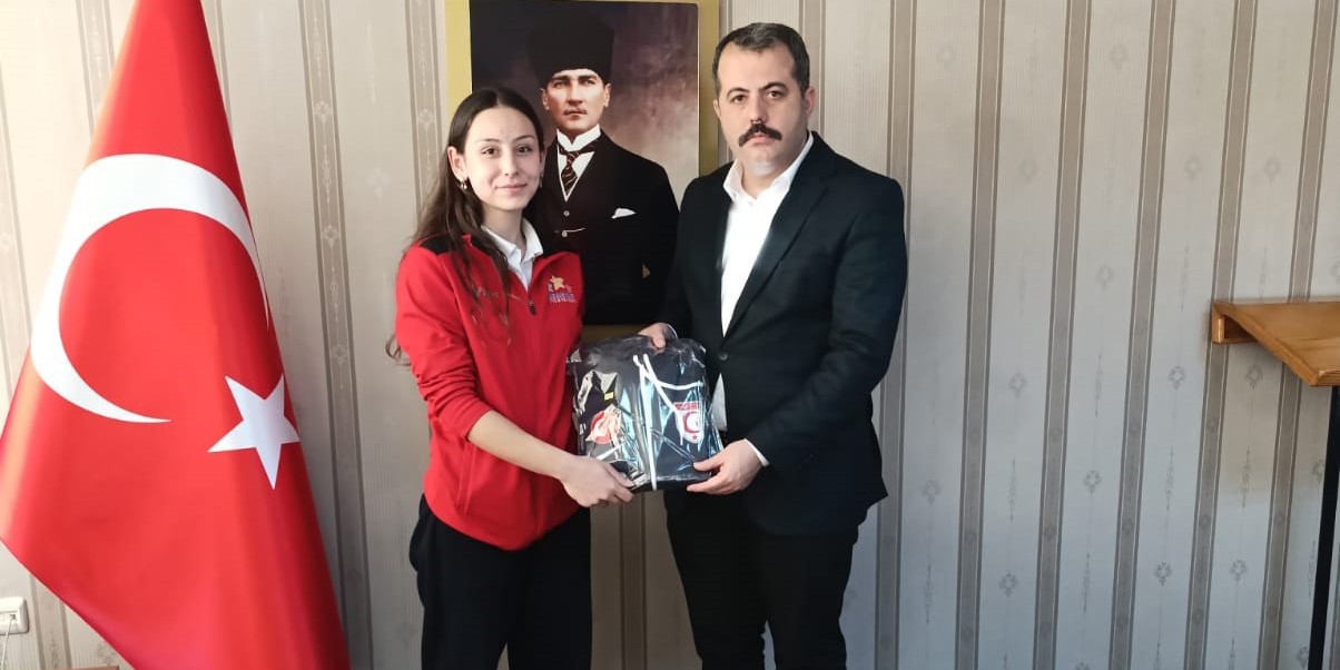 Kaymakamdan şampiyon kızlara eşofman hediyesi
