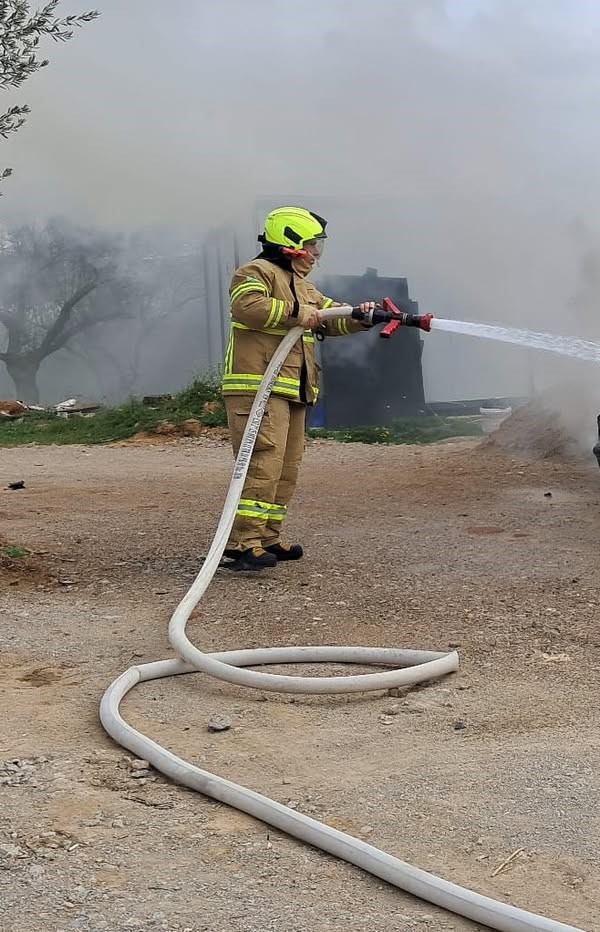 Balıkesir’de park halindeki araç yandı