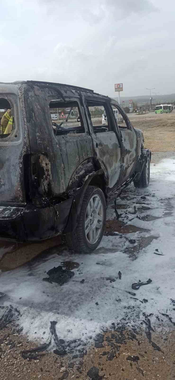 Balıkesir&rsquo;de park halindeki ara&ccedil; yandı
