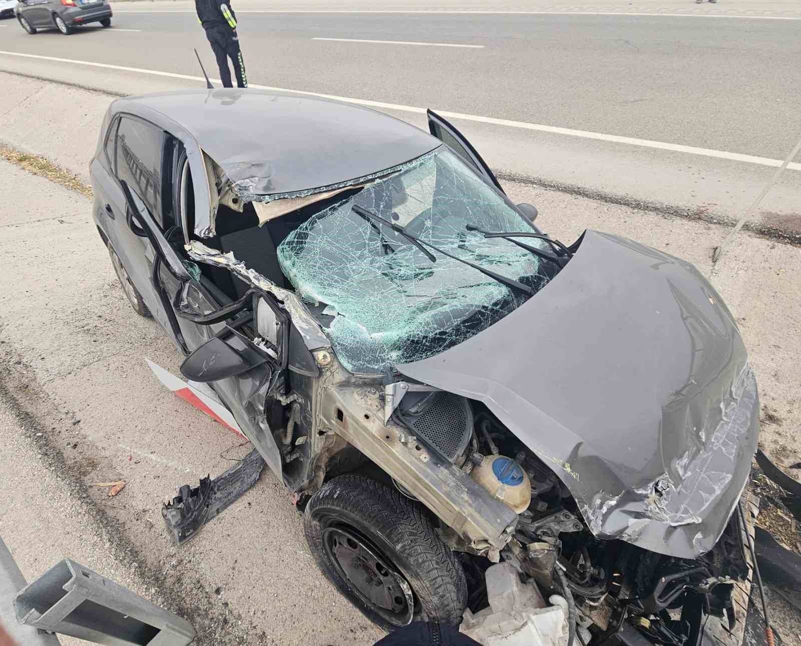 Otomobil kamyona arkadan &ccedil;arptı: 3 yaralı
