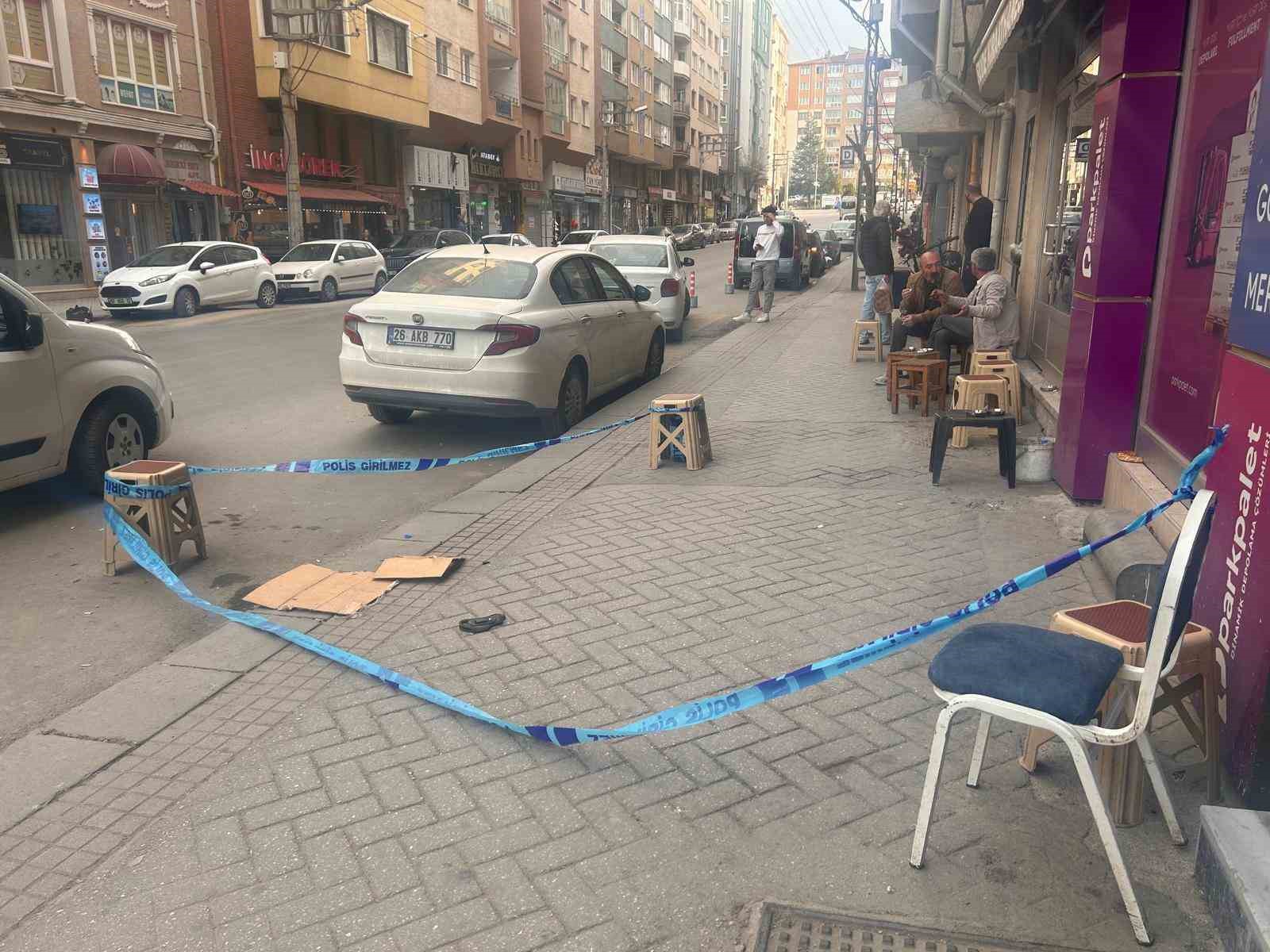 Hasmı i&ccedil;in silahına sarıldı, kendini yaraladı
