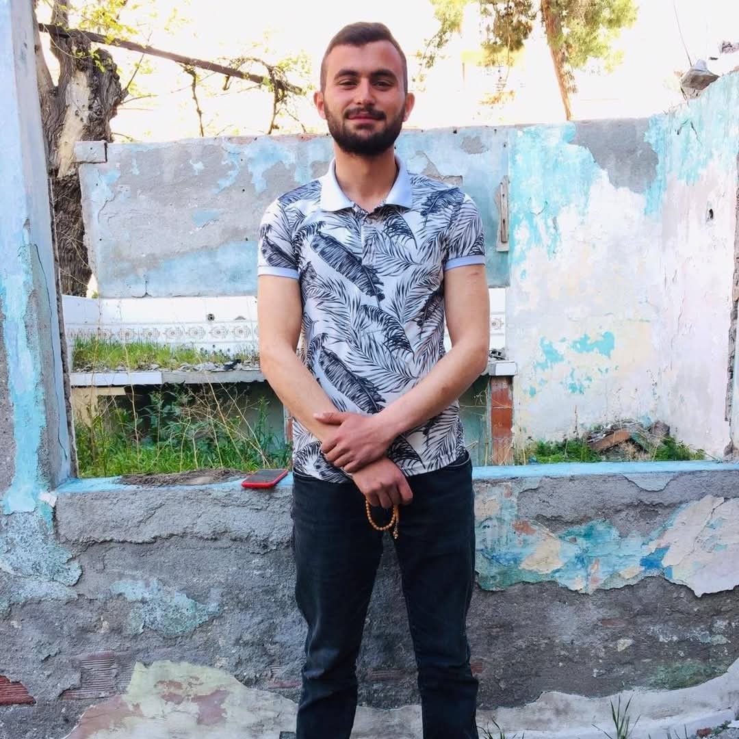 Amasya&rsquo;da 28 yaşındaki gen&ccedil; evinin &ouml;n&uuml;nde bı&ccedil;aklanarak &ouml;ld&uuml;r&uuml;ld&uuml;
