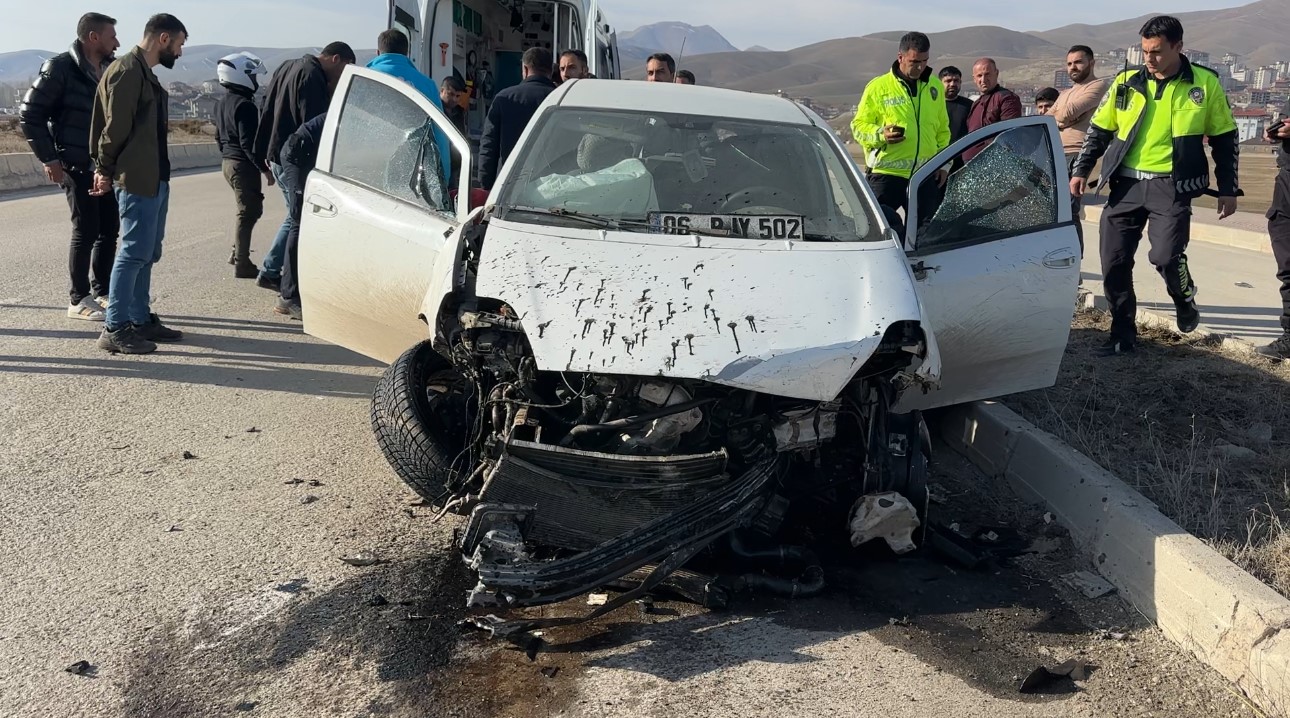 Y&uuml;ksekova&rsquo;da kaldırıma &ccedil;arparak savrulan aracın s&uuml;r&uuml;c&uuml;s&uuml; yaralandı
