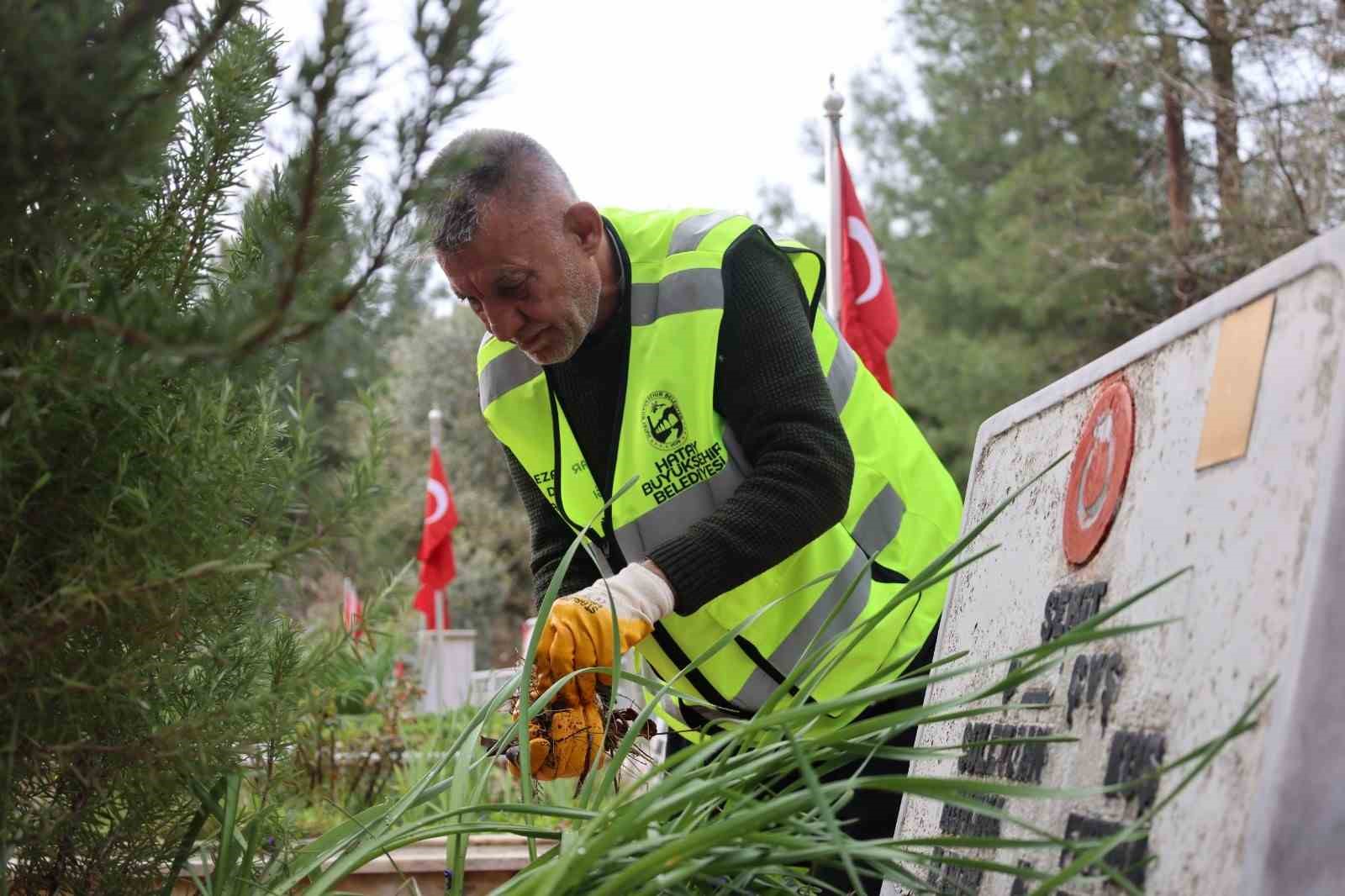 Şehitliklerde bakım ve onarım yapıldı