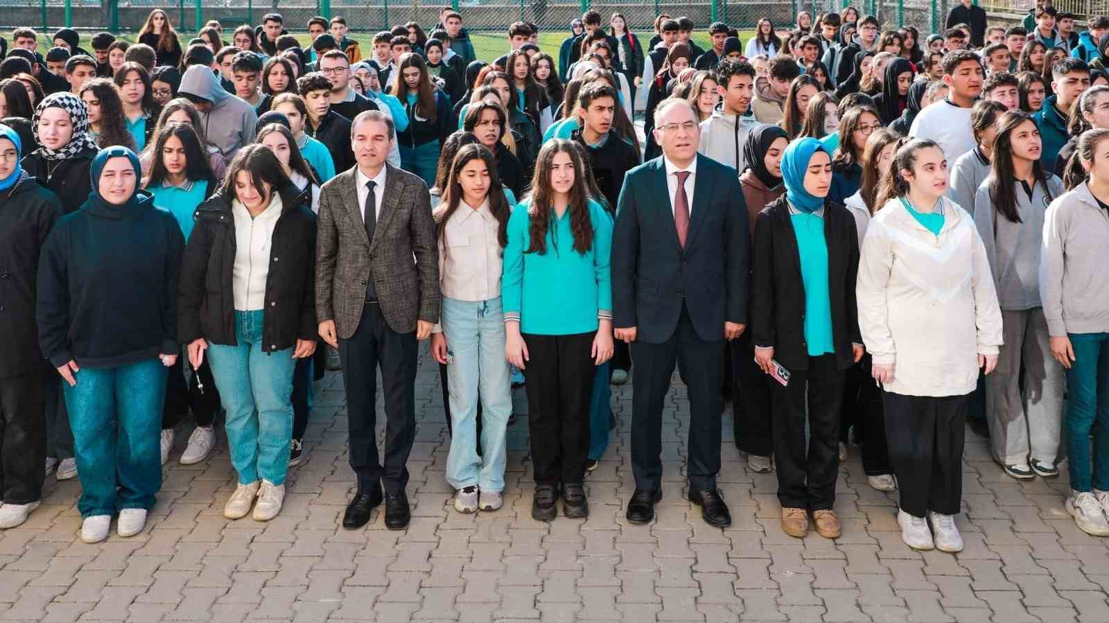 Bitlis Milli Eğitim M&uuml;d&uuml;r&uuml; Kaya bayrak t&ouml;renine katıldı
