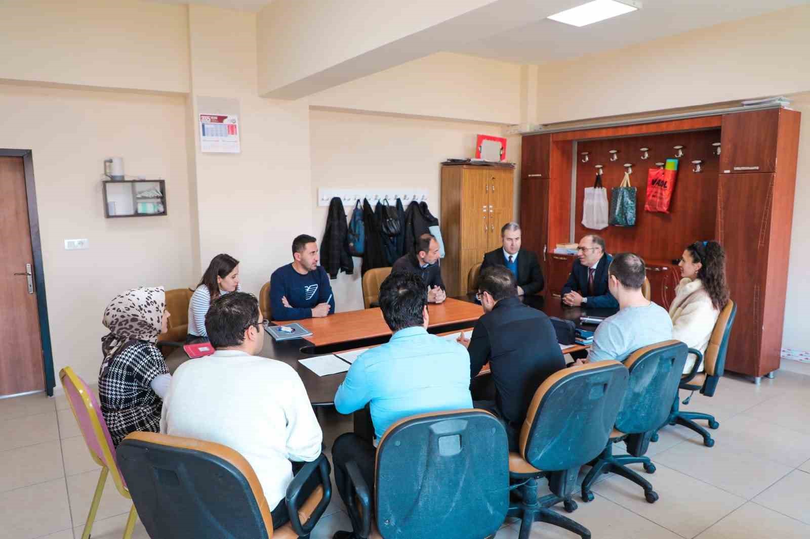 Bitlis İl Milli Eğitim Müdürü Kaya ziyaret ettiği okulda öğrencileri dinledi