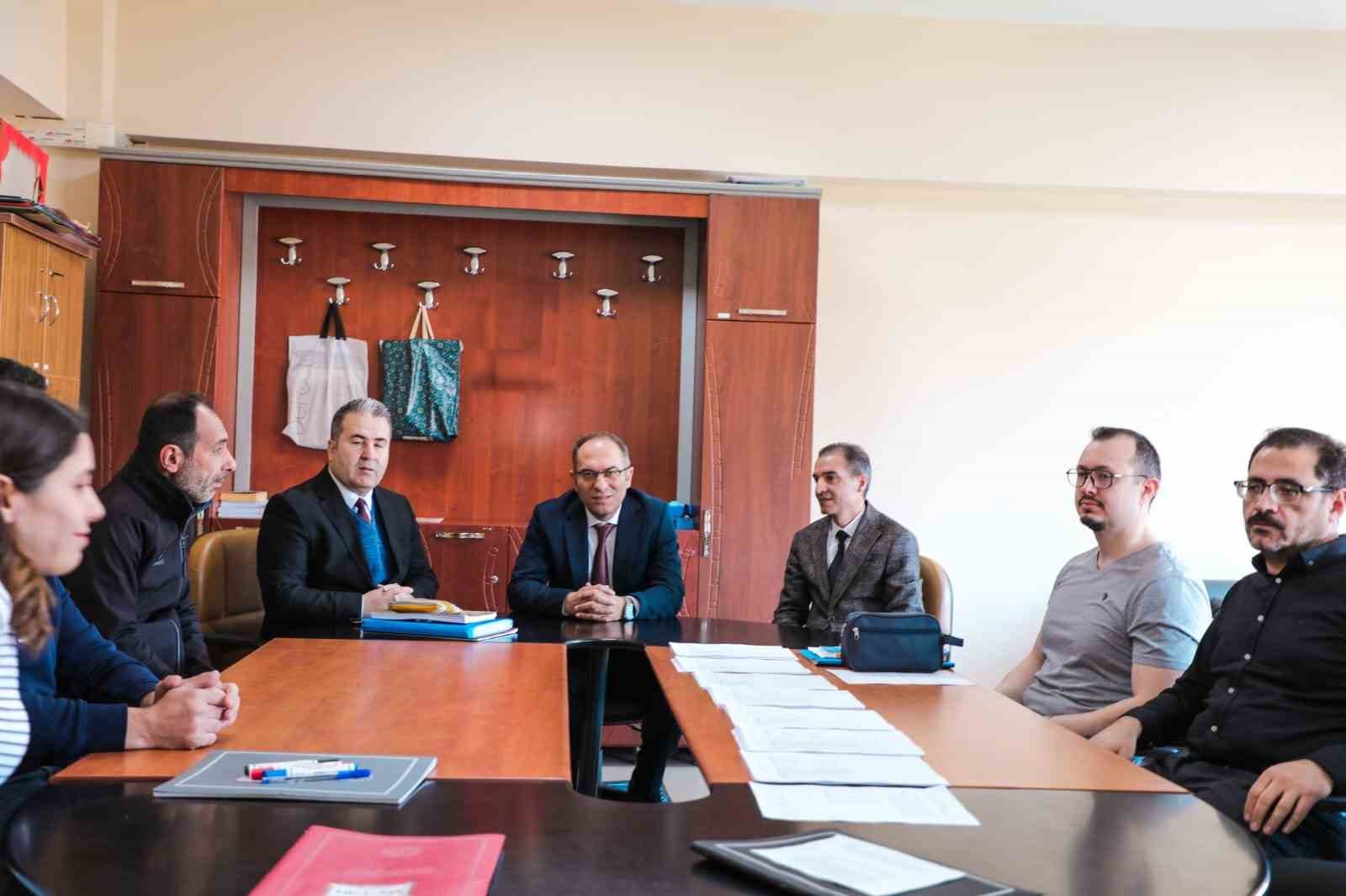 Bitlis İl Milli Eğitim M&uuml;d&uuml;r&uuml; Kaya ziyaret ettiği okulda &ouml;ğrencileri dinledi
