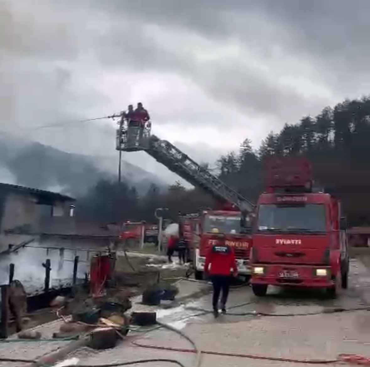 Bolu’da dün faaliyeti durdurulan, konaklama tesisinde yangın