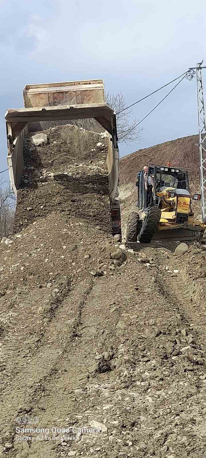 T&uuml;rkeli&rsquo;de heyelan k&ouml;y yolunu kapattı
