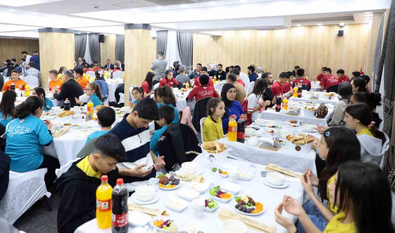 Değer Erzincan Spor Kulüpleri iftar programında bir araya geldi