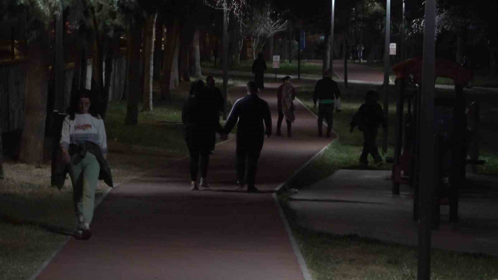 Orucunu a&ccedil;an soluğu parklarda alıyor
