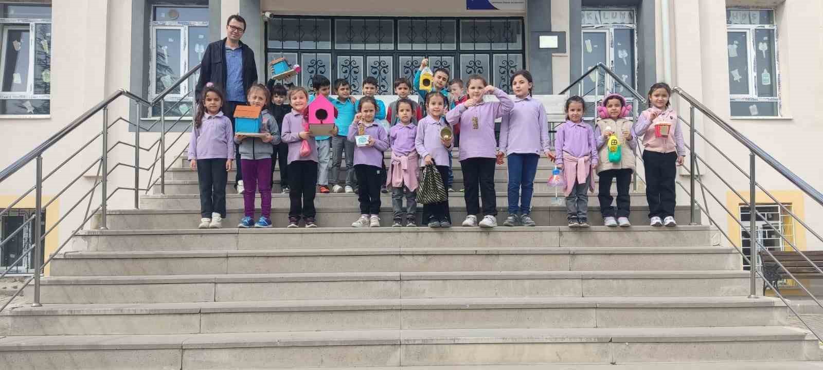 Hisarcık’ta minik öğrenciler kuşlar için ağaçlara yemlik astı