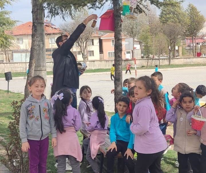Hisarcık&rsquo;ta minik &ouml;ğrenciler kuşlar i&ccedil;in ağa&ccedil;lara yemlik astı
