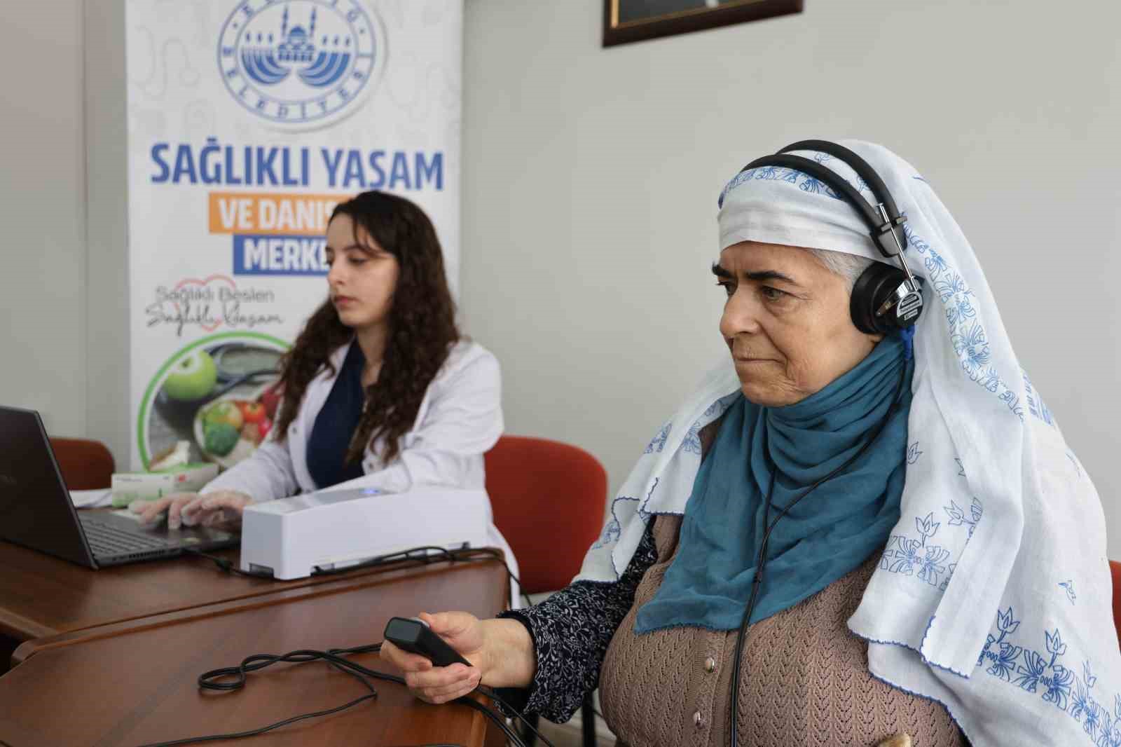 Yaşlılar önce genel sağlık taramasından geçti, ardından müzik ziyafeti yaşadı