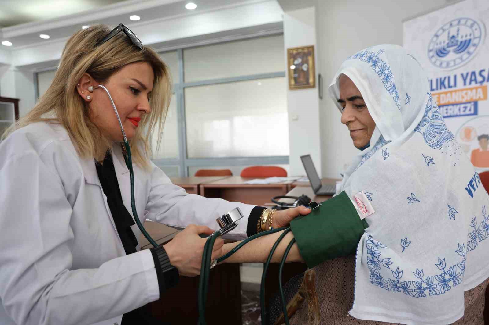 Yaşlılar önce genel sağlık taramasından geçti, ardından müzik ziyafeti yaşadı