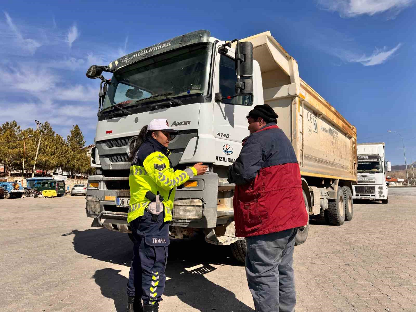 Bolvadin’de kurallara uymayan sürücüler jandarmadan kaçamadı