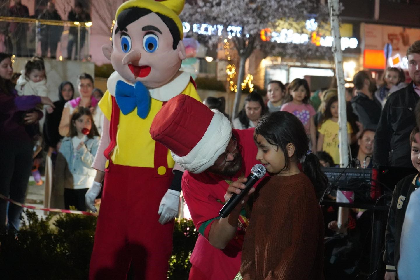 &Ccedil;ocuklar ramazan şenliklerinde g&ouml;n&uuml;llerince eğleniyor

