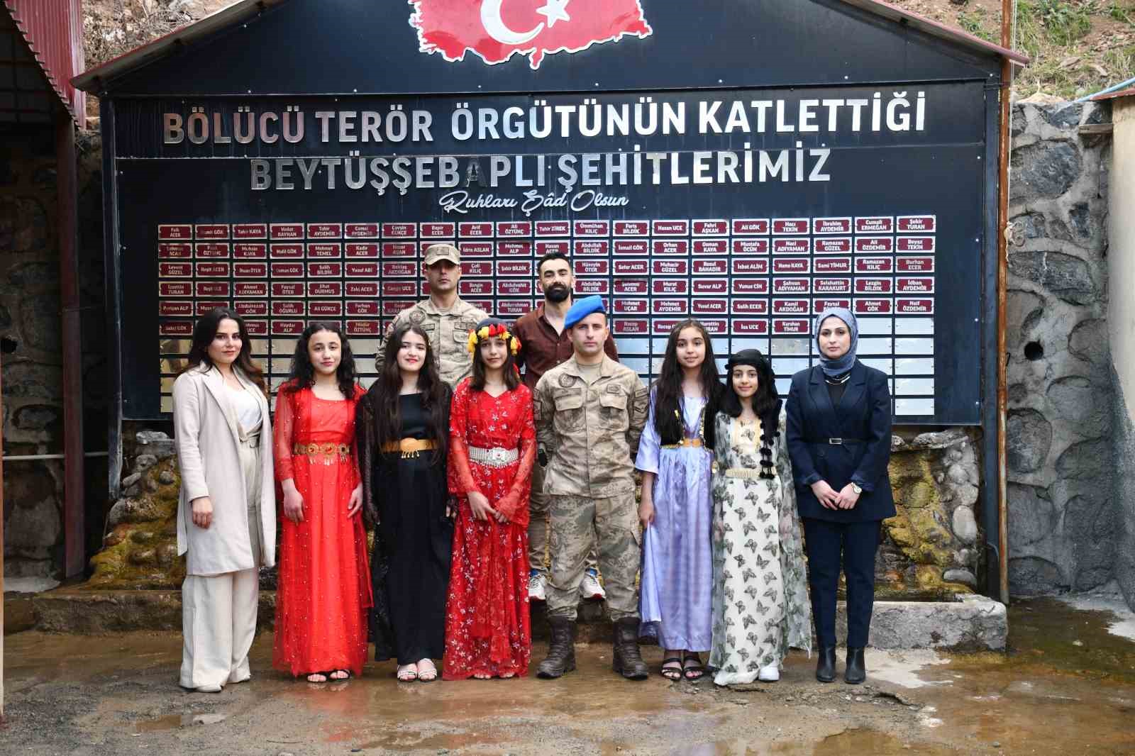 Şırnak’ta polis, jandarma, öğretmen ve öğrenciler ’Çanakkale içinde’ türküsünü seslendirdi